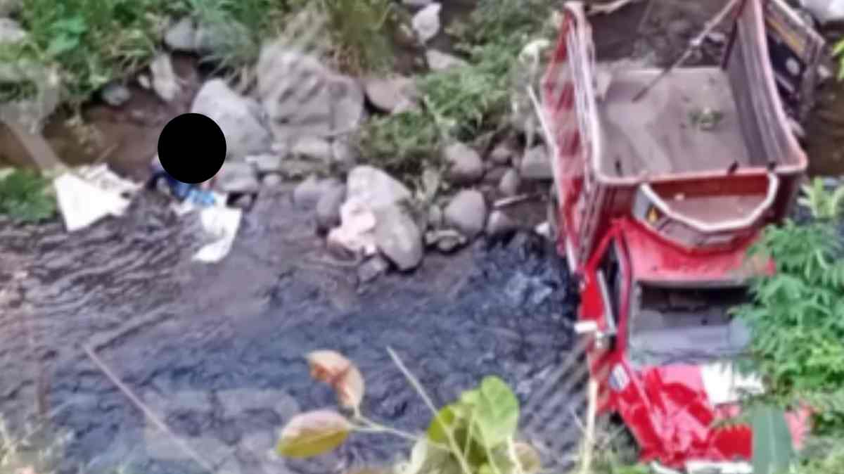 Muere hombre de San José Acateno tras caer su camioneta a un río en Hueytamalco; otro ocupante huyó
