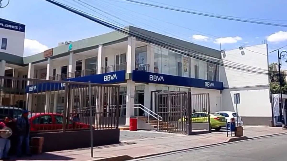 Asaltan BBVA en Tepeaca: dos sujetos armados huyen en motocicleta con dinero de un cuentahabiente