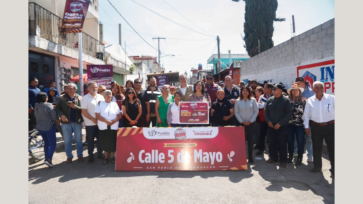 Autoridades y habitantes en el arranque de rehabilitación de la calle 5 de Mayo en San Pablo Xochimehuacán.