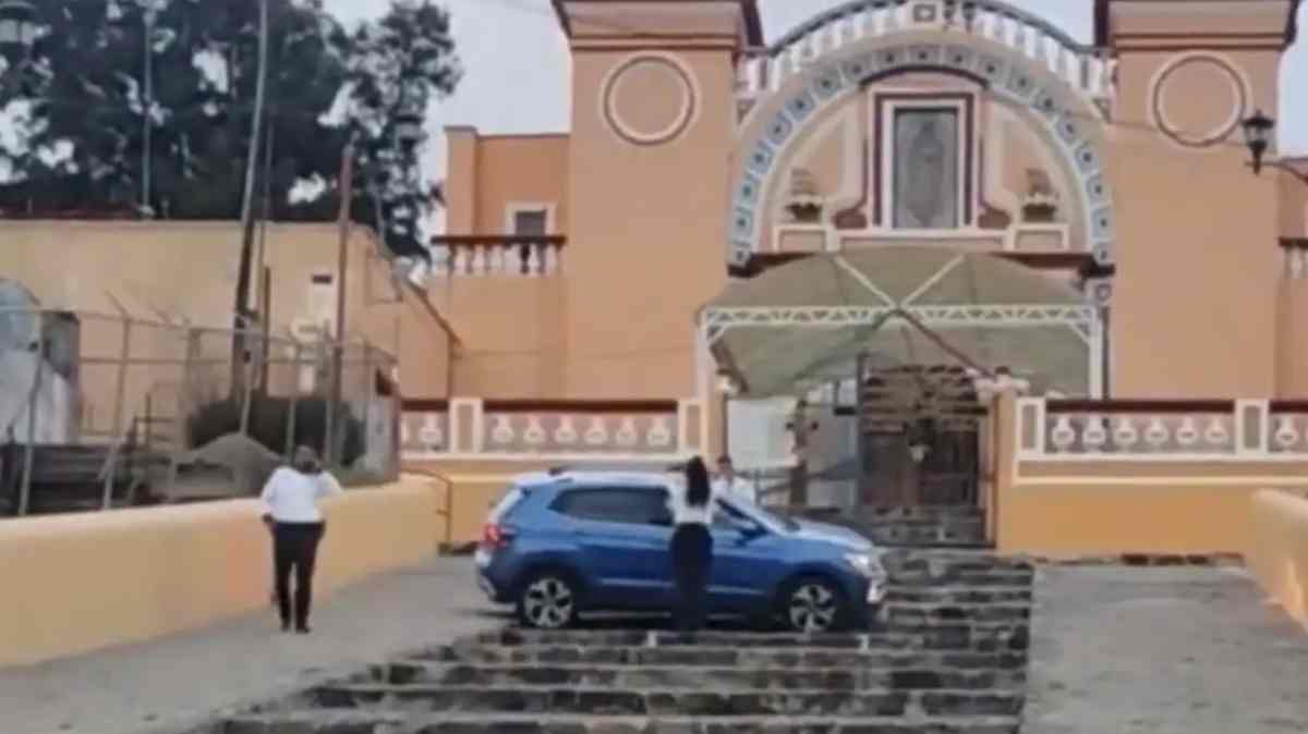 Conductor presuntamente ebrio sube su camioneta por las escaleras del Cerrito de Guadalupe en Cholula