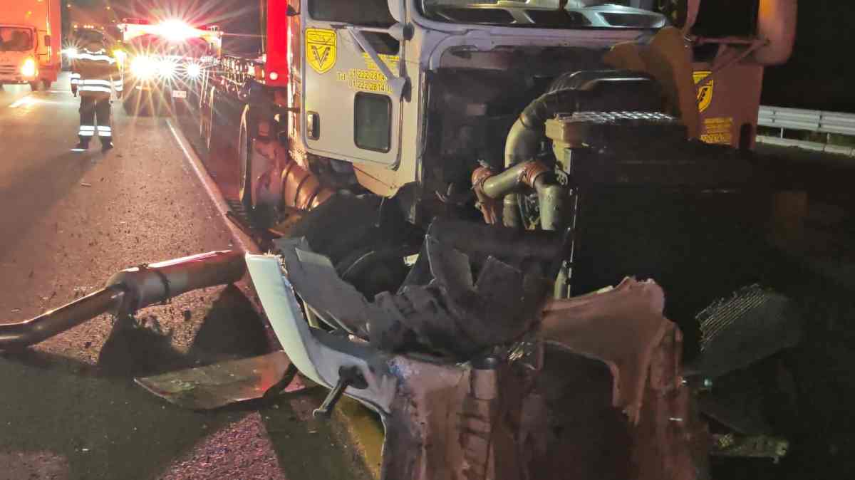 Choque entre dos tractocamiones provoca afectaciones viales en la autopista Puebla-Córdoba