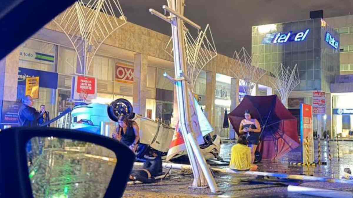 Audi vuelca y termina contra caseta de Plaza Mazarik en la Vía Atlixcáyotl