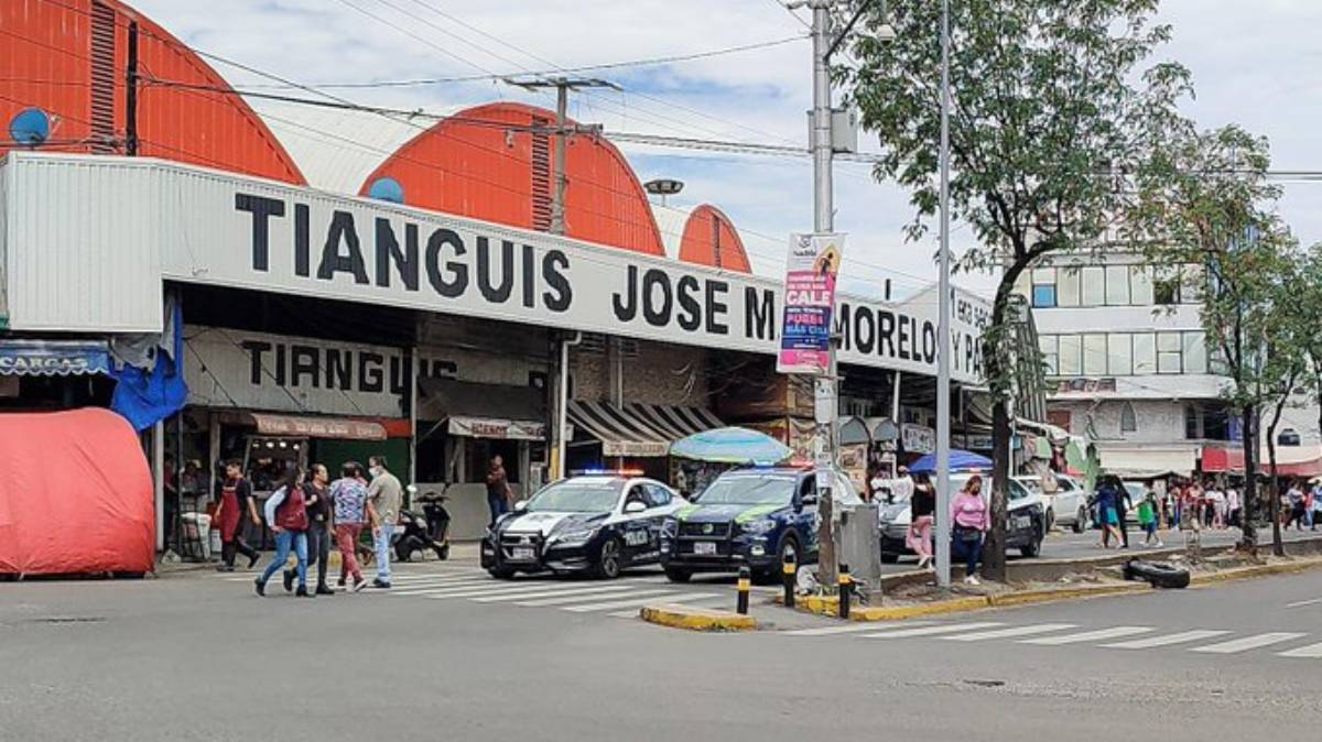 Denuncian presunto cobro de piso en el Mercado Morelos de Puebla: exigen $15 por vuelta y amenazan con agredir unidades