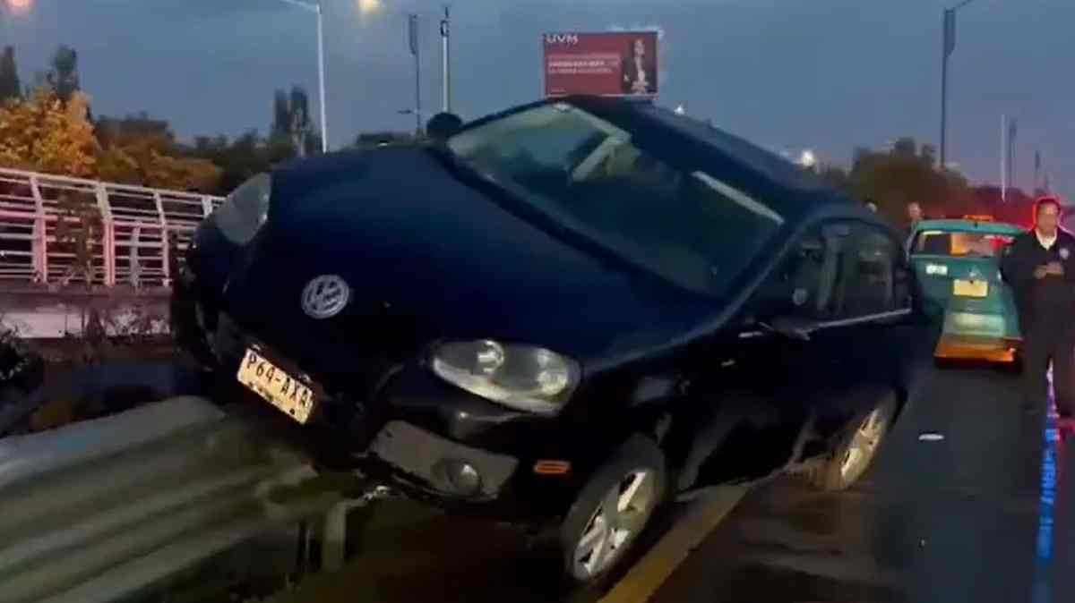 Pavimento mojado hace perder el control a conductor y termina sobre valla del Periférico Ecológico