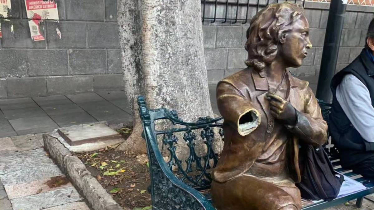 Vuelven a vandalizar estatua de Elena Garro en Puebla; ahora le arrancaron el brazo derecho