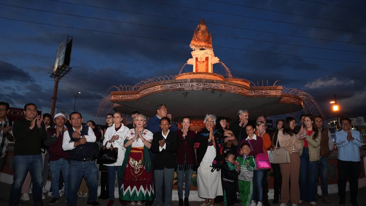La Fuente de la China Poblana iluminada y un grupo de asistentes durante la entrega de los trabajos de conservación.