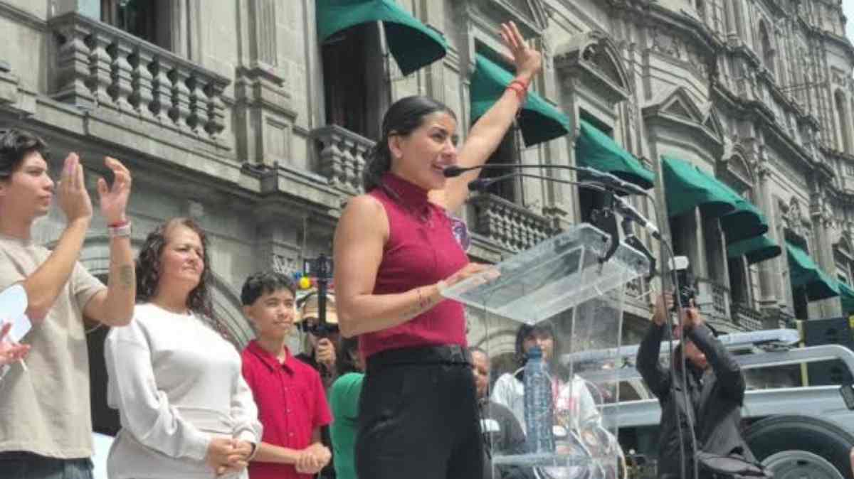 Gabriela “La Bonita” Sánchez obtiene cédula de Diseño Gráfico y cinco días después se registra por la alcaldía de Puebla