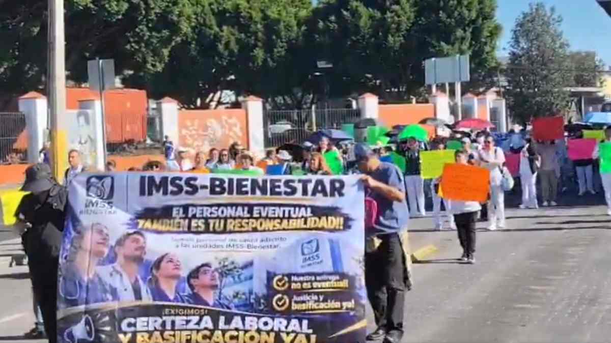 Trabajadores de IMSS-Bienestar bloquean la 11 Sur en Puebla; denuncian desabasto y exigen respeto a sus derechos laborales