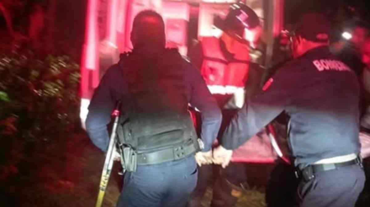 Estudiante cae en excavación y una varilla le provoca grave lesión durante convivencia en Xicotepec