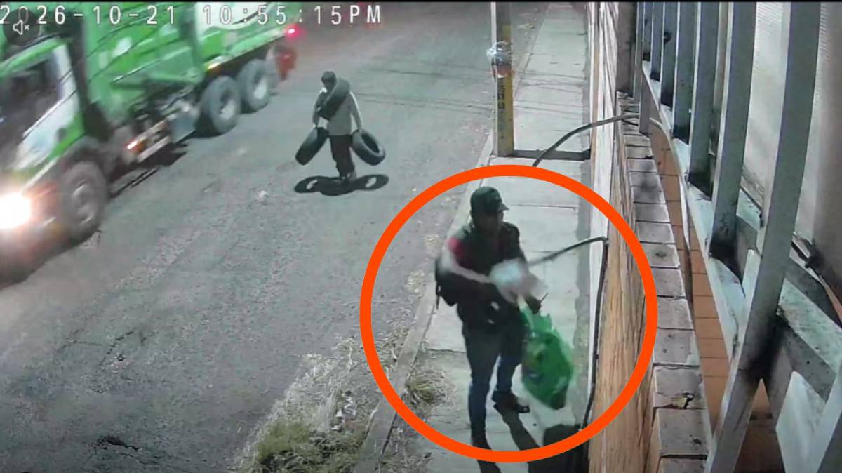 Roban medidor en Infonavit El Carmen, Puebla: cámaras captan a dos sujetos y nadie interviene