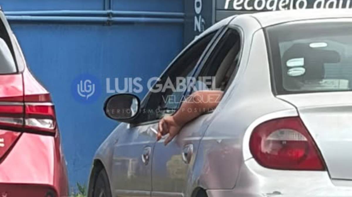 Captan a conductor consumiendo presuntas drogas en gasolinera de Puebla; encargado denuncia amenazas