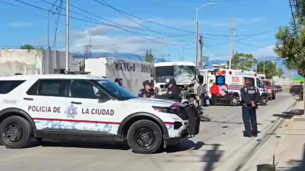 Muere motociclista tras chocar contra microbús en Puebla; hallan arma y bolsas con presunta droga