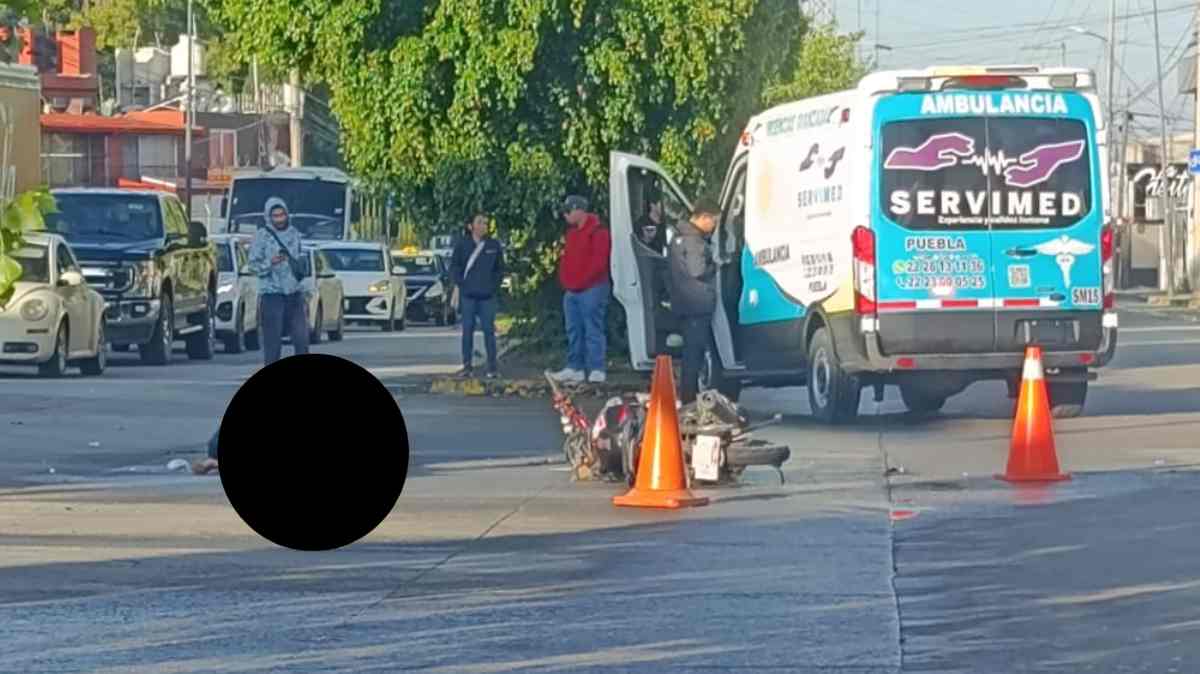 Identifican a motociclista de 17 años que murió tras chocar contra camión de basura en Puebla; operador huyó