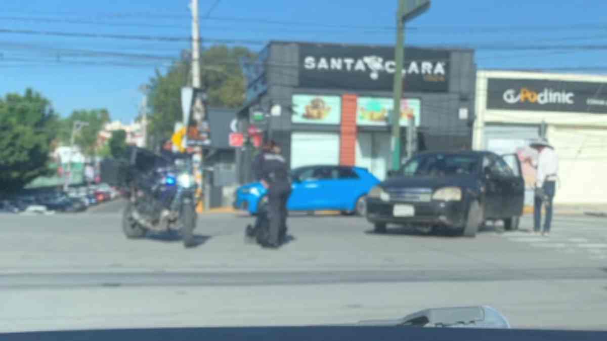 Auto atropella a policía que controlaba el tránsito en Zavaleta y Camino Real