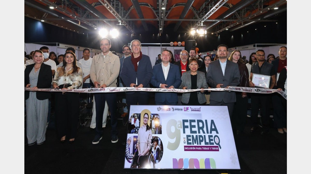Pepe Chedraui y participantes durante el corte de listón de la novena Feria de Empleo en Puebla.