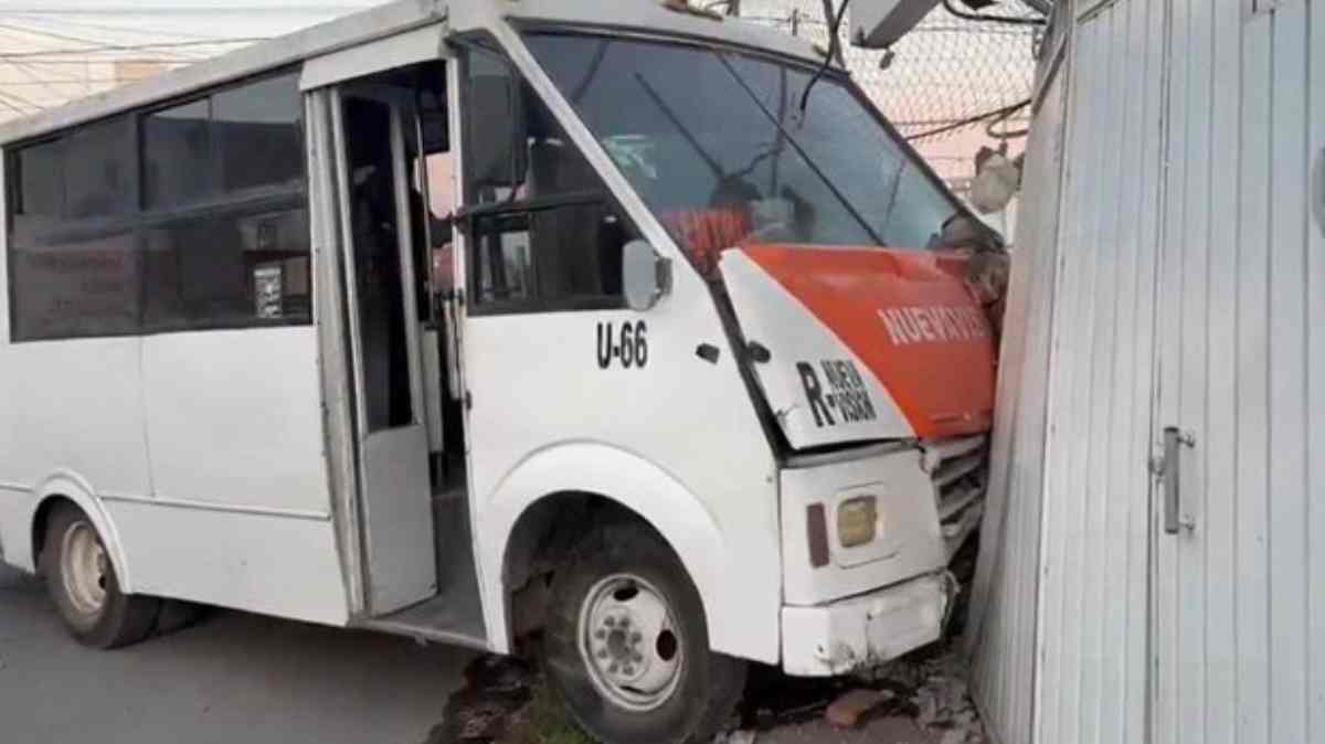 Microbús de Nueva Visión choca contra una casa en Granjas Puebla; reportan varios lesionados