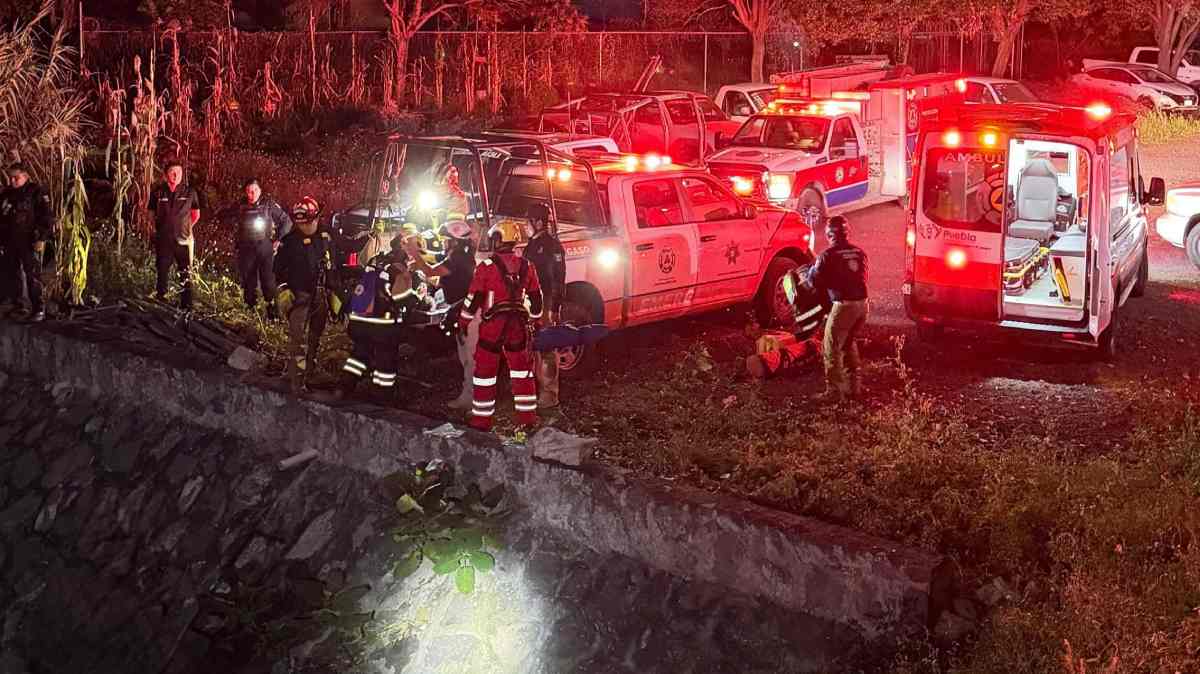 ¡Rescate en barranca de Puebla! Bomberos sacan a un hombre con cuerdas en Villa Encantada