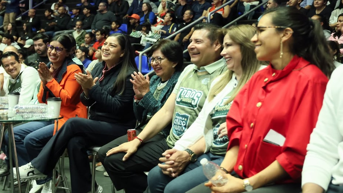 Duela y política: Coinciden Alejandro Armenta, Claudia Rivera y Gaby “la bonita” en partido de los Lobos BUAP