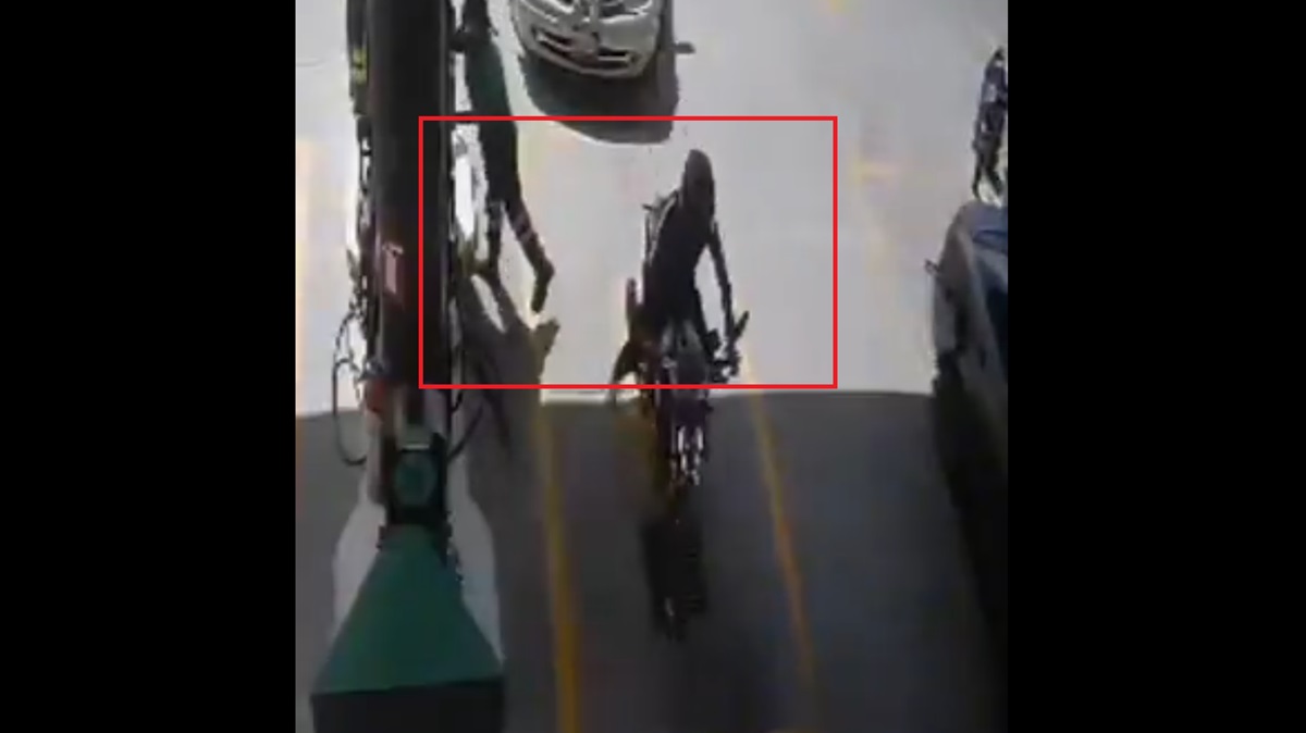 “Tanque lleno y huyo”: Motociclista roba gasolina en Finsa y deja pagando a los despachadores en Puebla