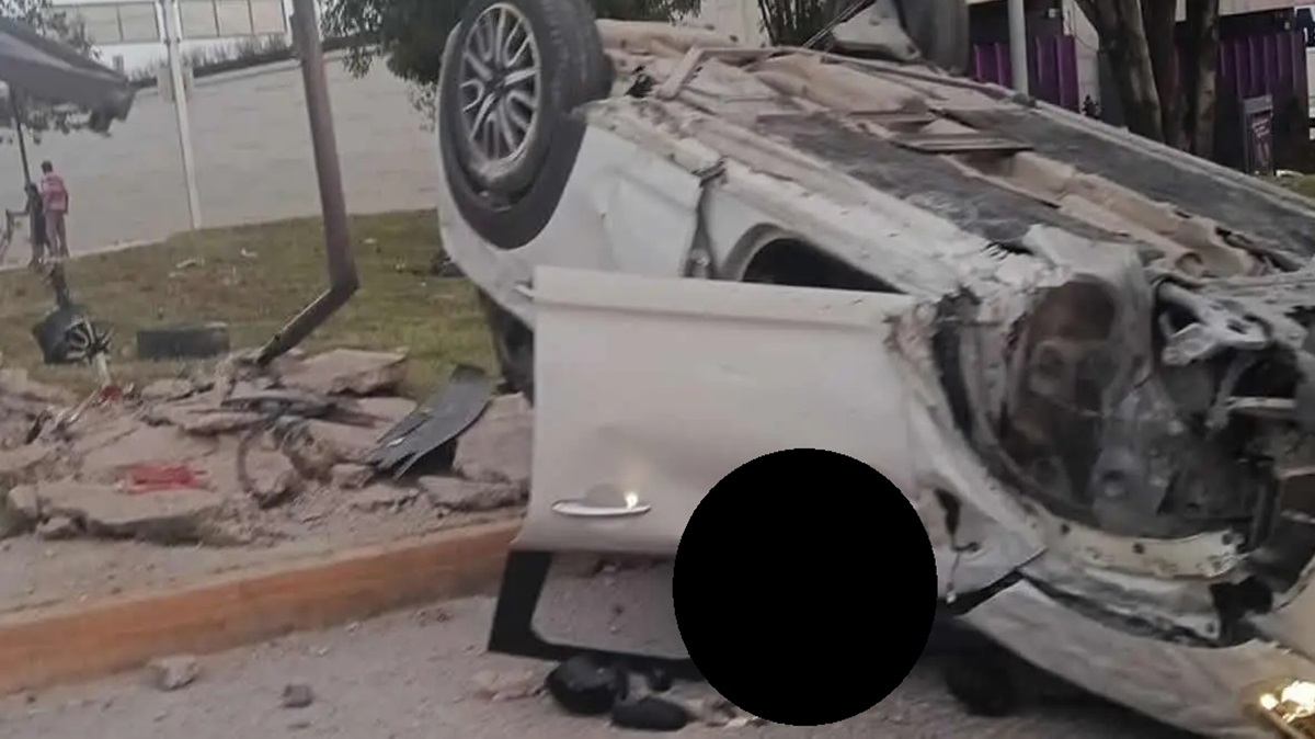 Mini Cooper termina volcado y abandonado tras chocar contra paradero de la RUTA en Puebla