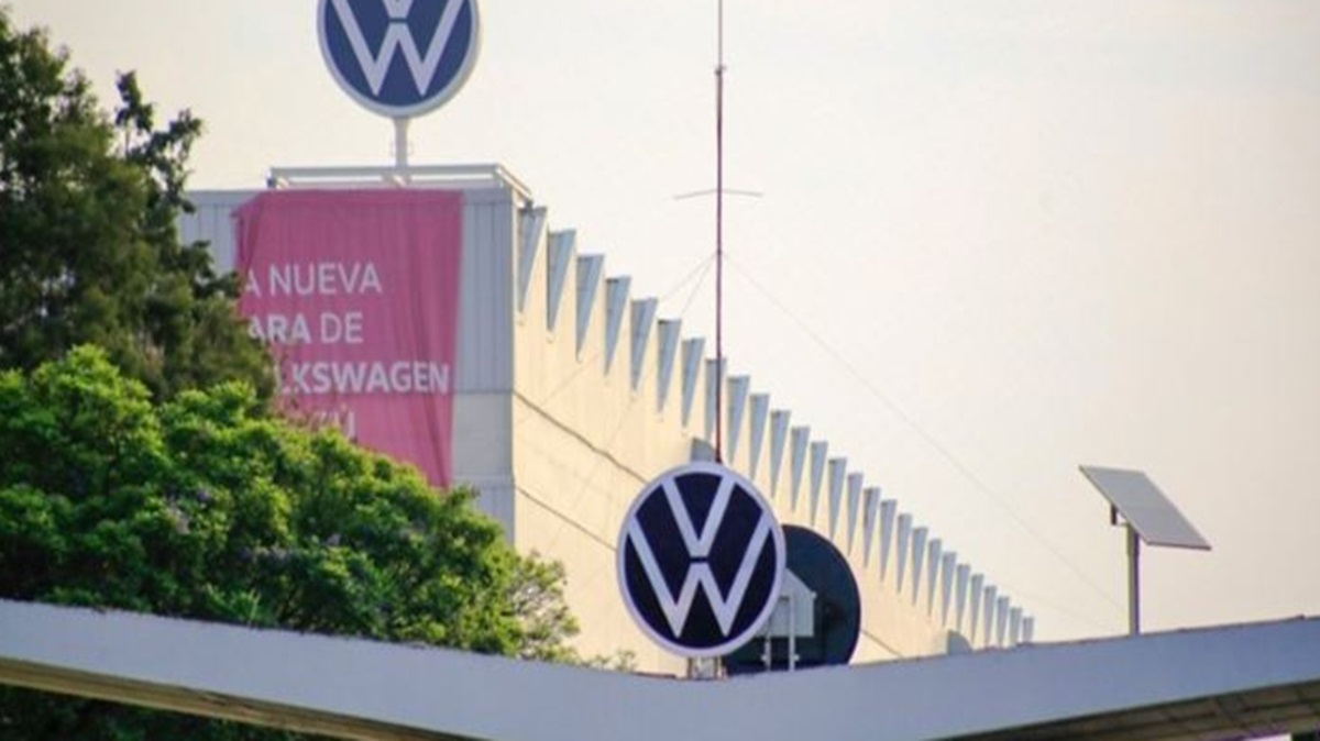 Crisis global de Volkswagen golpea a Puebla: eliminan turnos de Tiguan y Jetta y suman despidos