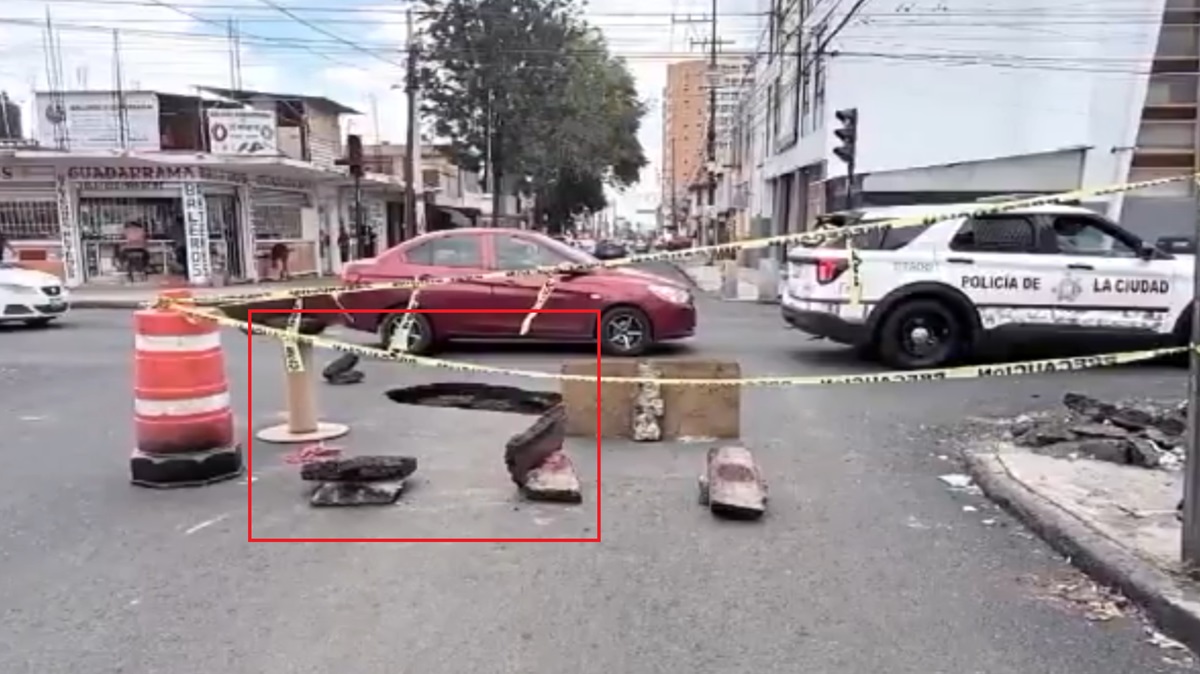 ¡Dinero al asfalto! Tubería vieja provoca aparatoso socavón en la 25 Sur recién pavimentada