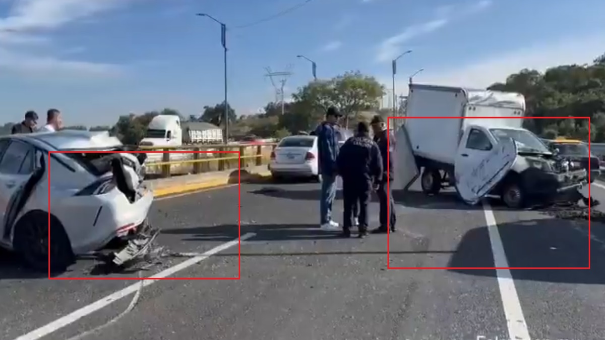Sábado accidentado y caótico: Carambola entre camioneta de carga, auto y motocicleta deja tres lesionados en el Periférico Ecológico