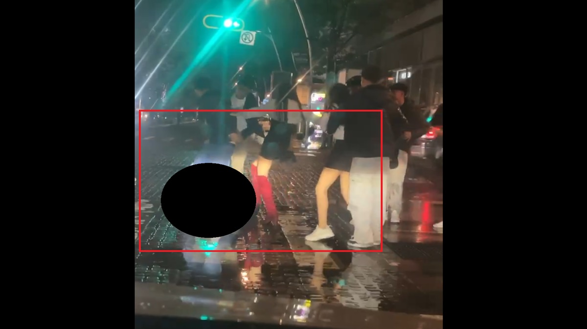 Batalla campal en la avenida Juárez: Multitud de hombres y mujeres golpea brutalmente a un joven a las afueras de los antros “Una y Ya” y “Madona”