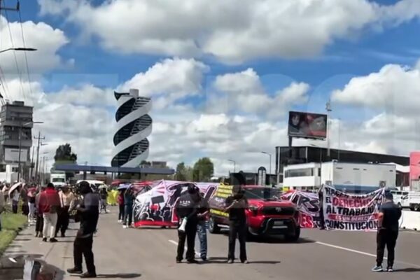 ¡Caos vial dominical! Protesta y cierre de caseta en la Vía Atlixcáyotl colapsan el ingreso a Puebla por demanda de transporte