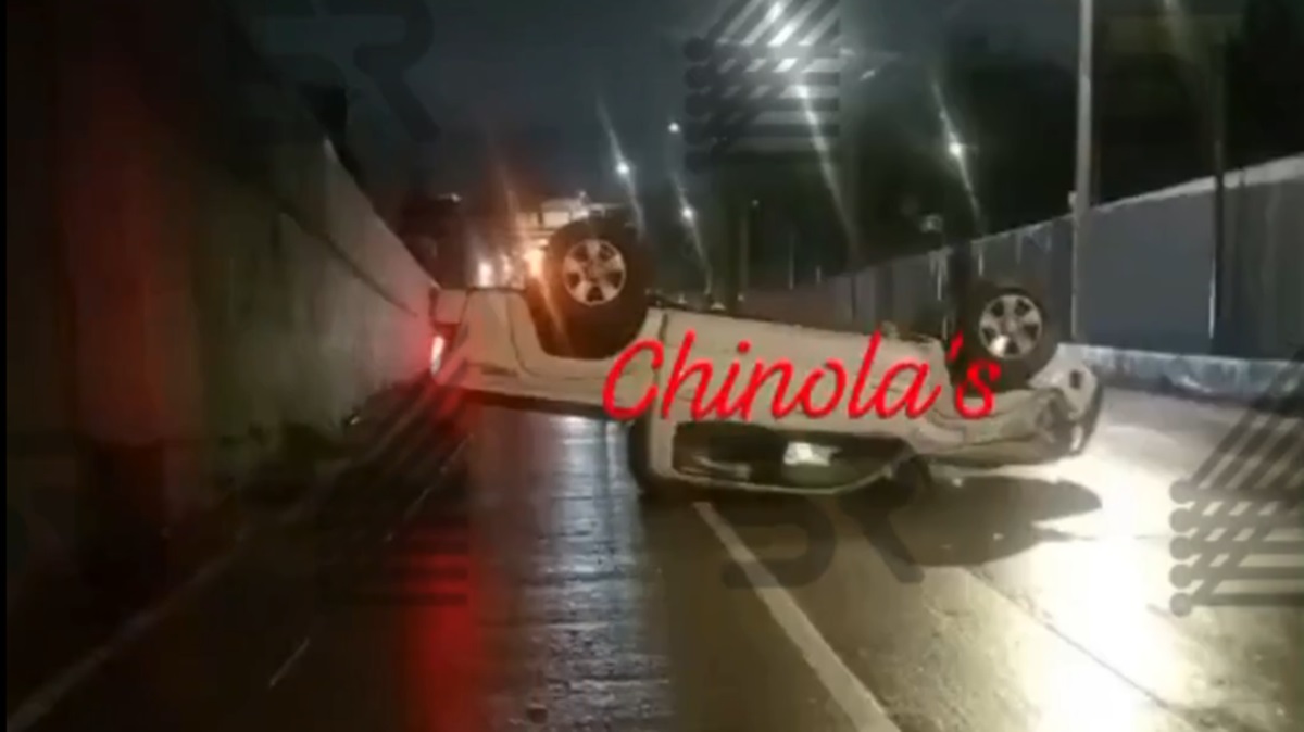 ¡Madrugada accidentada! Vuelcan camioneta y la abandonan sobre el Periférico Ecológico; bloquean carriles rumbo a la 11 Sur