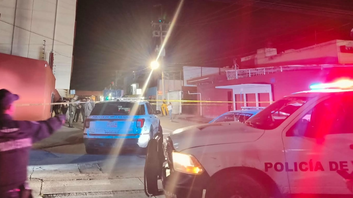 #ÚLTIMAHORA Balacera en Puebla; Balean camioneta del fiscal de Homicidios de la FGE en la 11 Sur; reportan un agente ministerial herido