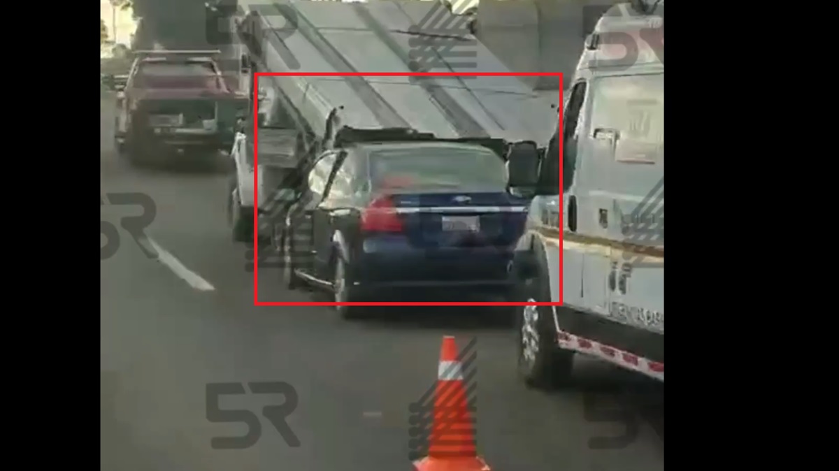 ¡Bajo las láminas! Automóvil queda atrapado tras brutal choque contra camioneta de carga antes de la caseta de Amozoc rumbo a Veracruz