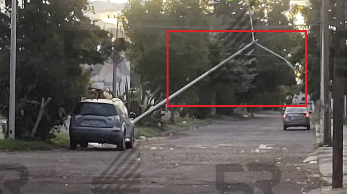 ¡Colapsa poste en Loma Bella! Fuertes vientos, antigüedad y falta de mantenimiento tumban luminaria en la 107 Poniente