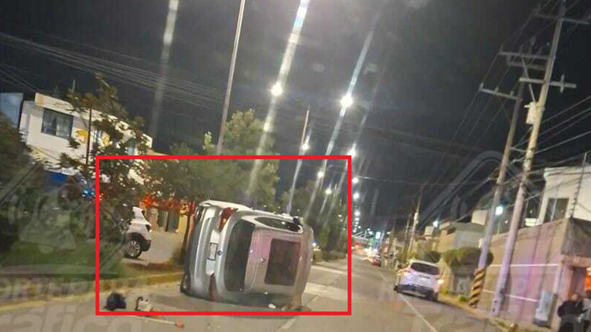 Aparatosa volcadura de madrugada: Automóvil termina recostado sobre la avenida 15 de Mayo rumbo al bulevar Hermanos Serdán
