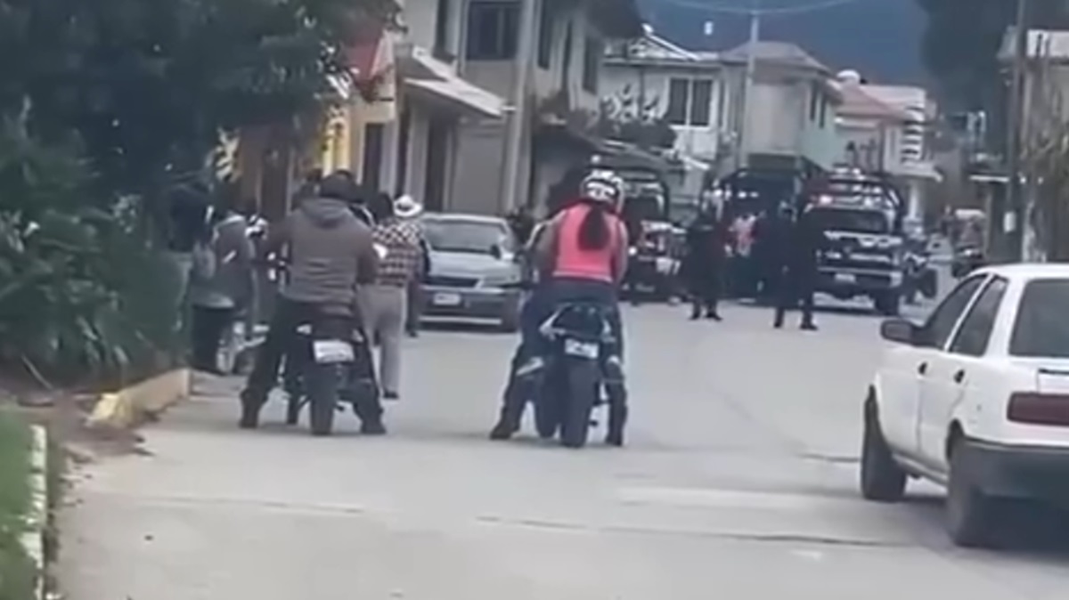 Menor de 13 años resulta gravemente herido de bala en el abdomen durante violento enfrentamiento entre civiles y policías