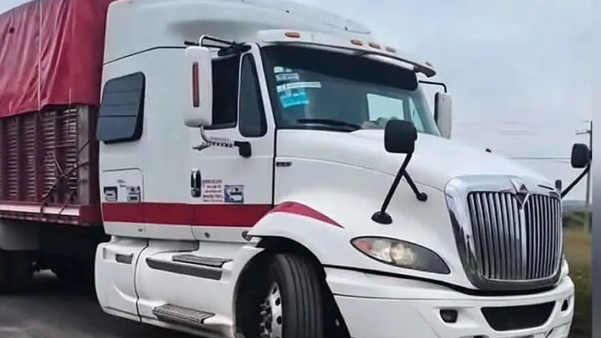 Plomo en la Amozoc-Perote: Asaltantes balean tráiler en un intento de atraco; conductor logra escapar de milagro