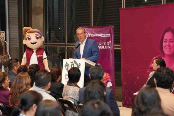 Puebla certifica a 19 personas para profesionalizar el trabajo de cuidados a adultos mayores