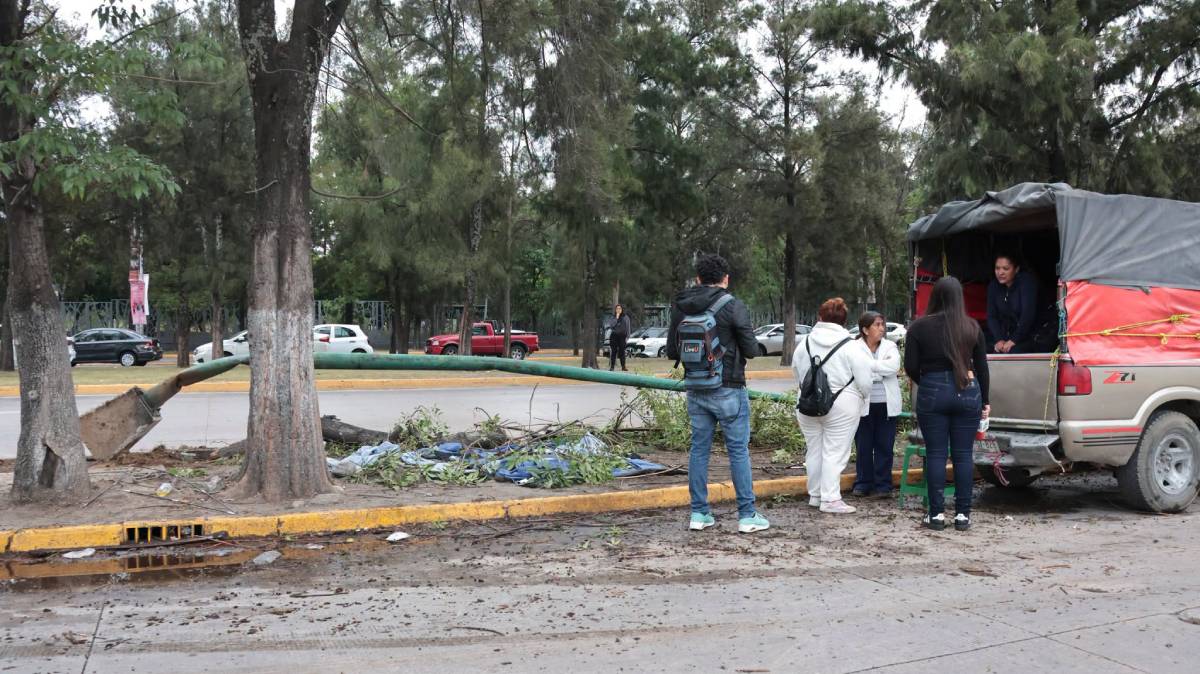 Camión de Oxxo cae sobre familia que dormía en una tienda frente al Hospital de la Niñez Poblana