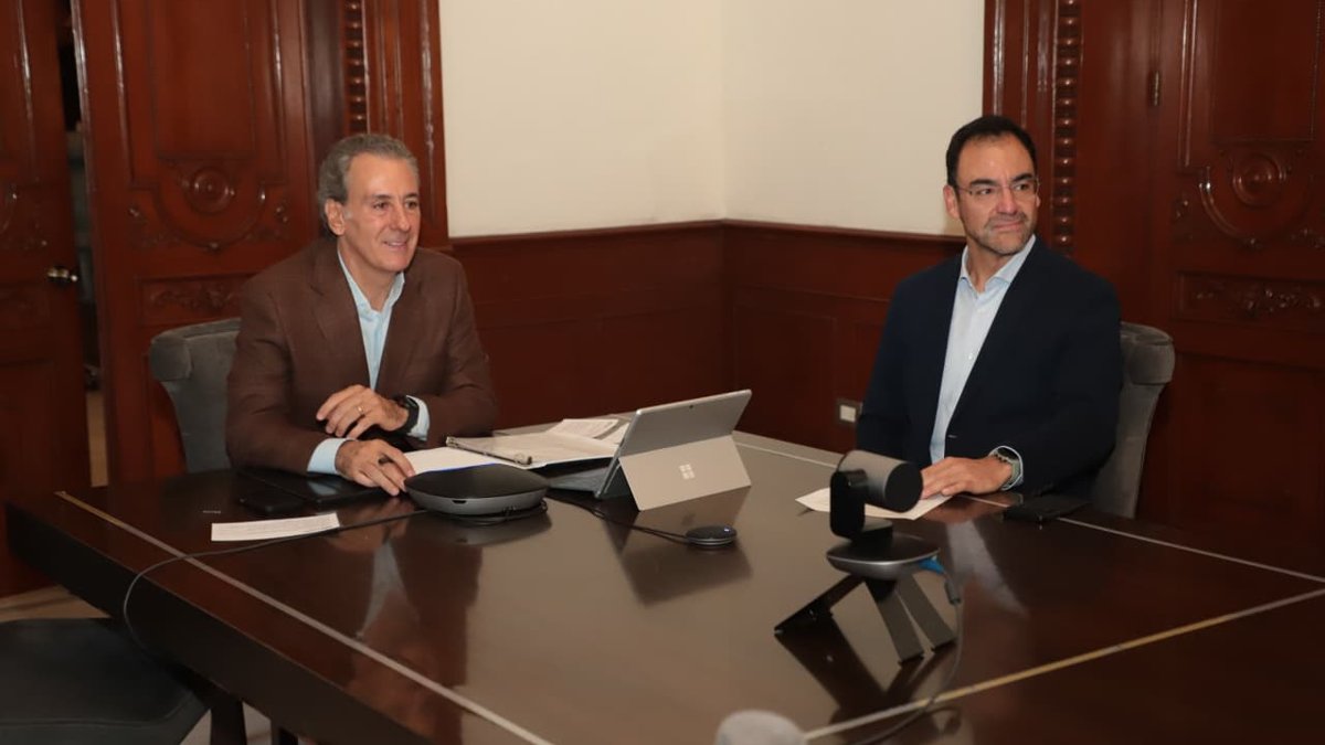 Pepe Chedraui y Jaime Oropeza Casas en una mesa con equipo de videollamada, durante el anuncio sobre la conferencia UNESCO en Puebla.