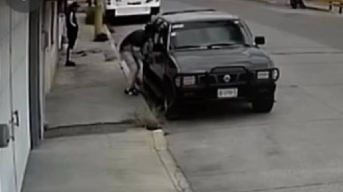 Descubren a sujetos cuando intentaban robar una camioneta en Puebla; escaparon antes de ser detenidos