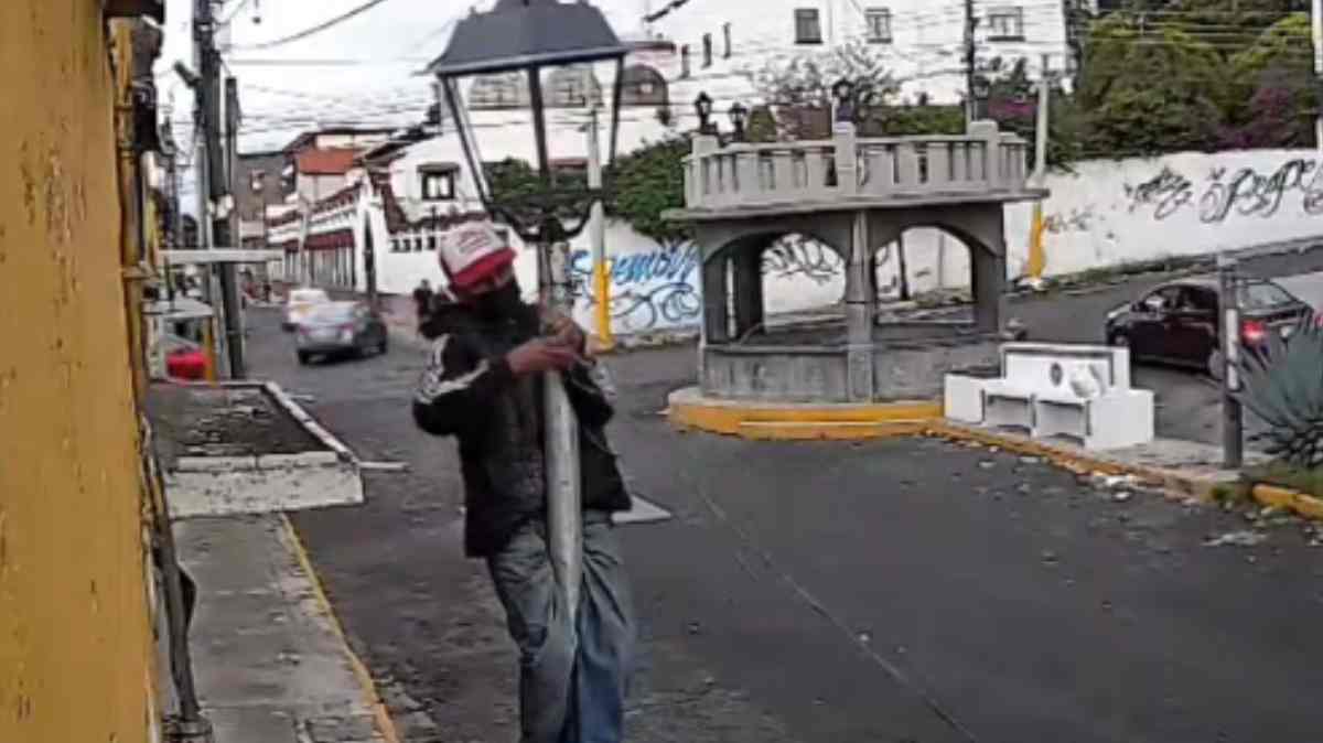 Roban por segunda vez cable del alumbrado público en Xonaca; captan el hecho en video