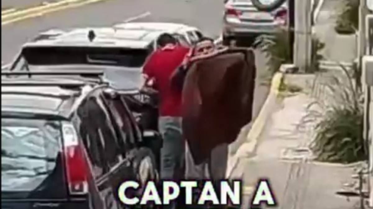A plena luz del día desvalijan vehículos en avenida Margaritas, Puebla: cámaras captan a delincuentes en Bugambilias