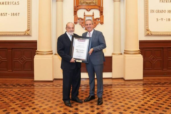 Pepe Chedraui entrega a Carlos Slim reconocimiento de Visitante Distinguido a Carlos Slim durante su visita a Puebla