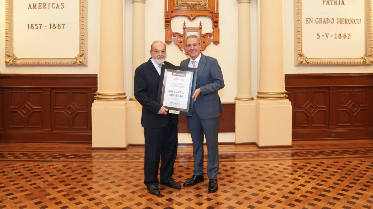 Pepe Chedraui entrega a Carlos Slim reconocimiento de Visitante Distinguido a Carlos Slim durante su visita a Puebla