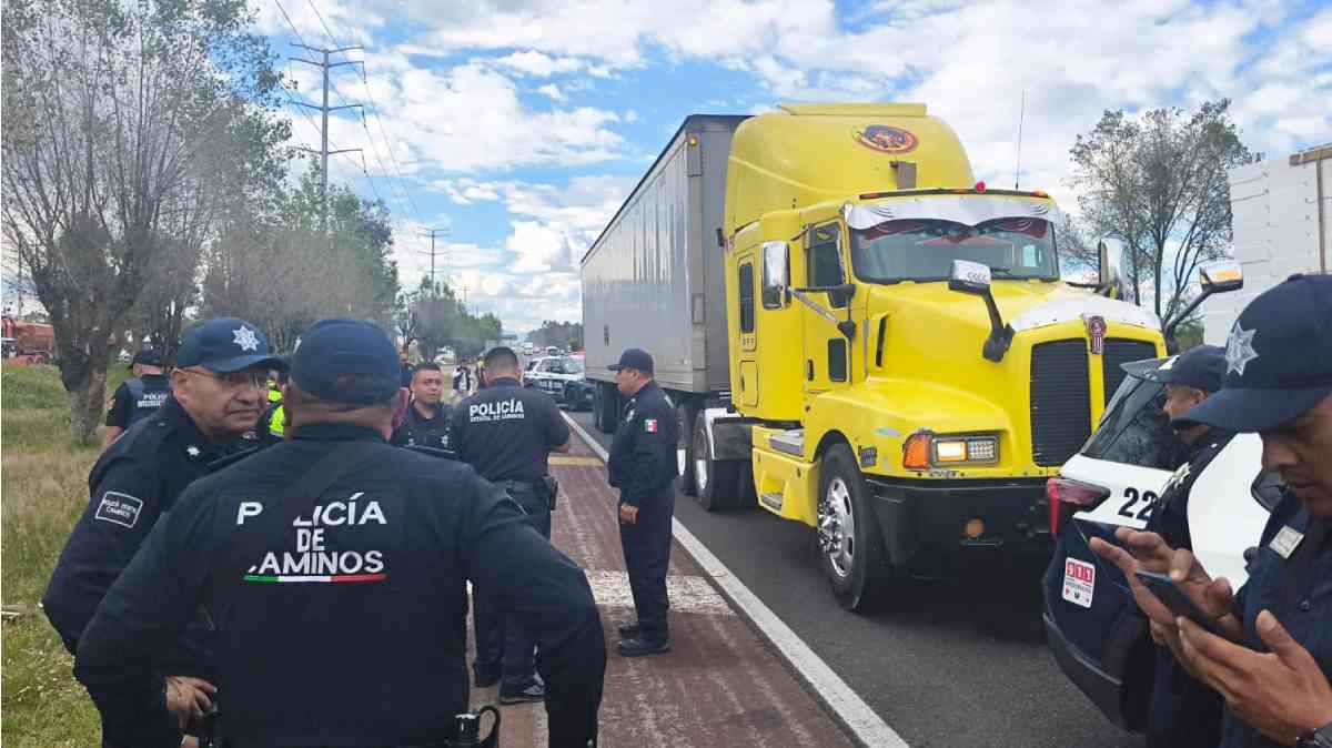 Recuperan tráiler robado en la autopista México-Puebla; detienen a dos sospechosos tras persecución